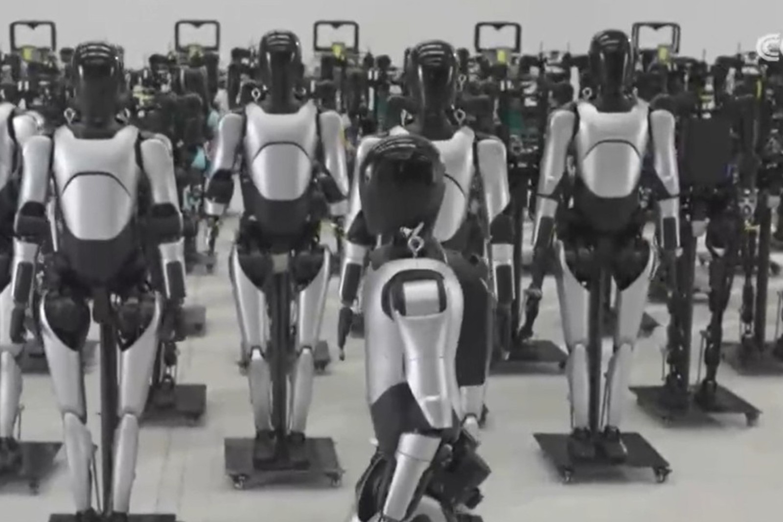 央视报道！揭秘今年会机器人量产超级工厂